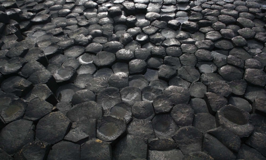 Jejak mitos raksasa Irlandia di tumpukan batu Giant's Causeway