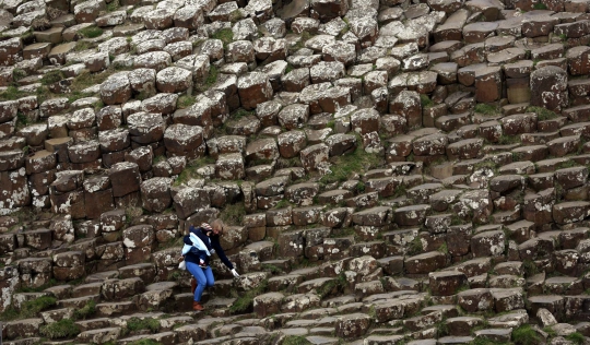 Jejak mitos raksasa Irlandia di tumpukan batu Giant's Causeway