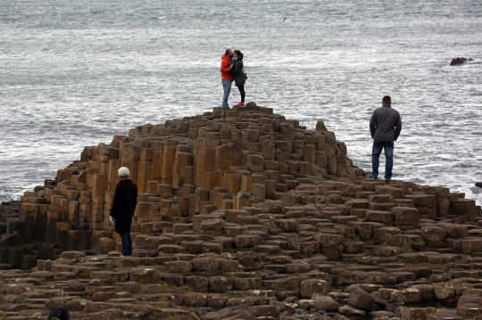 Jejak mitos raksasa Irlandia di tumpukan batu Giant's Causeway