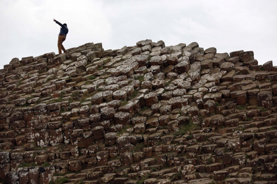 Jejak mitos raksasa Irlandia di tumpukan batu Giant's Causeway