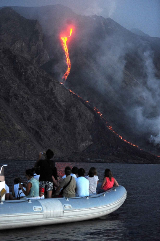 Keindahan di balik aliran lava pijar Gunung Stromboli