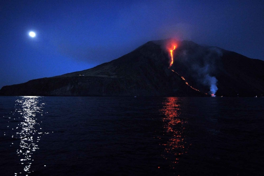 Keindahan di balik aliran lava pijar Gunung Stromboli