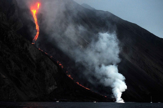 Keindahan di balik aliran lava pijar Gunung Stromboli