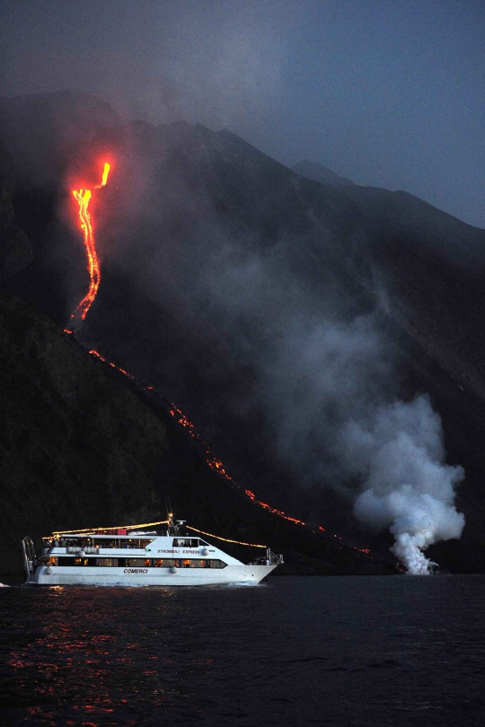 Keindahan di balik aliran lava pijar Gunung Stromboli