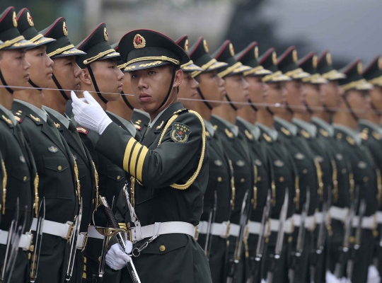Cara unik tentara China luruskan barisan pakai benang