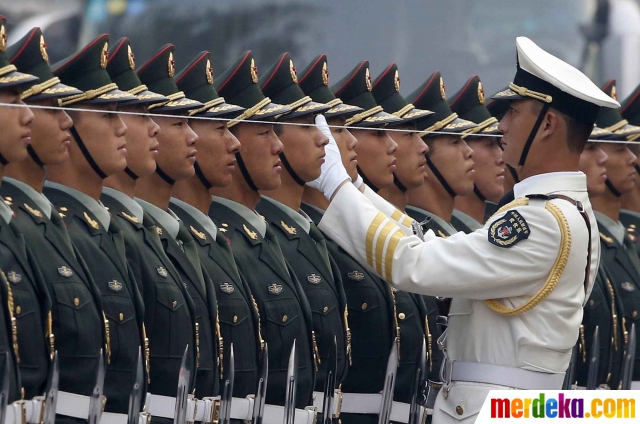 Foto : Cara unik tentara China luruskan barisan pakai 