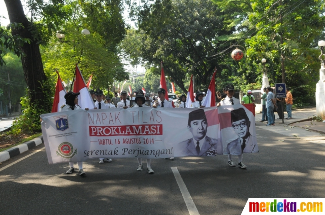 Foto : Keramaian pawai Napak Tilas Proklamasi sambut HUT 