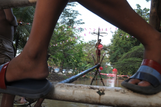 Melihat persiapan lomba panjat pinang di Kali Inspeksi