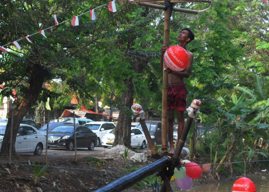 Melihat persiapan lomba panjat pinang di Kali Inspeksi