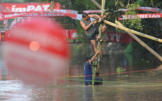 Melihat persiapan lomba panjat pinang di Kali Inspeksi