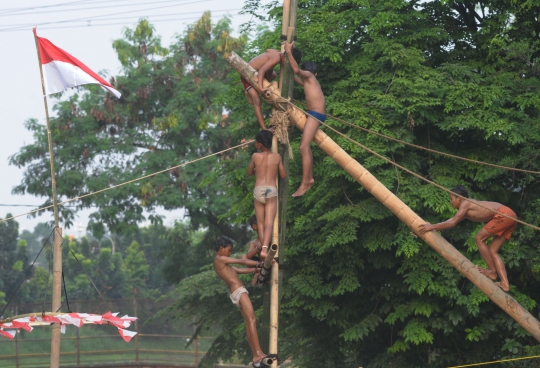 Melihat persiapan lomba panjat pinang di Kali Inspeksi