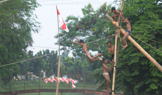 Melihat Persiapan Lomba Panjat Pinang Di Kali Inspeksi