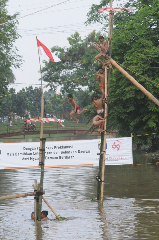 Melihat persiapan lomba panjat pinang di Kali Inspeksi