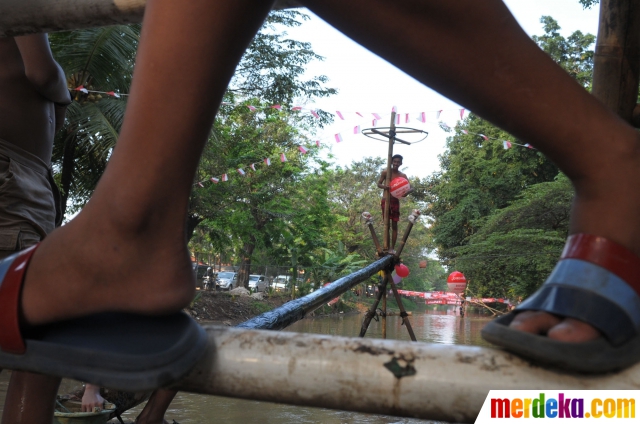 Foto : Melihat persiapan lomba panjat pinang di Kali 