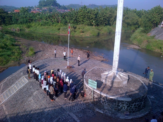 Warga Semarang gelar upacara HUT RI di tengah Sungai Kaligarang