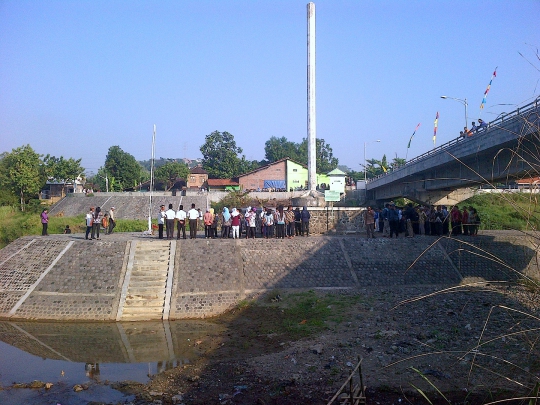 Warga Semarang gelar upacara HUT RI di tengah Sungai Kaligarang