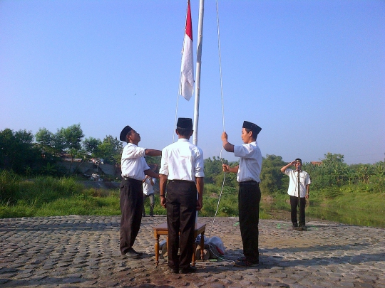Warga Semarang gelar upacara HUT RI di tengah Sungai Kaligarang
