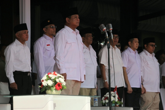 Prabowo dan pendukungnya gelar upacara HUT RI ke-69 di Cibinong