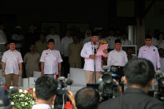 Prabowo dan pendukungnya gelar upacara HUT RI ke-69 di Cibinong