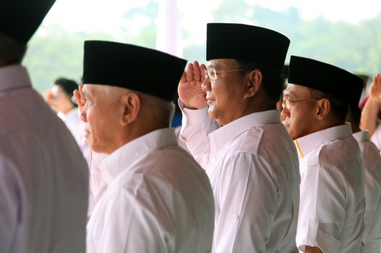 Prabowo dan pendukungnya gelar upacara HUT RI ke-69 di Cibinong