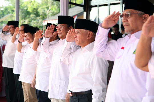 Prabowo dan pendukungnya gelar upacara HUT RI ke-69 di Cibinong