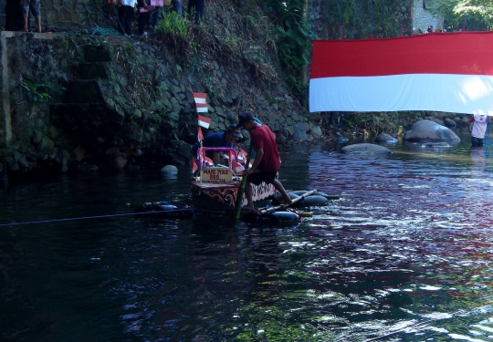 Keunikan warga Banyumas gelar upacara kemerdekaan di sungai