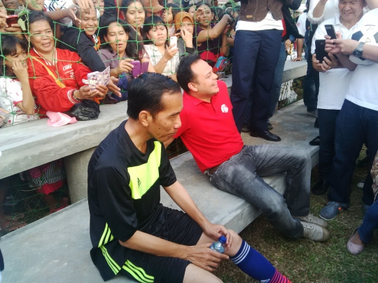 Jokowi kelelahan usai main bola di Waduk Pluit