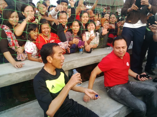 Jokowi kelelahan usai main bola di Waduk Pluit