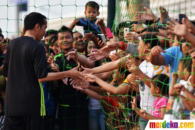 Foto : Aksi Jokowi bermain sepakbola ditonton ribuan warga 