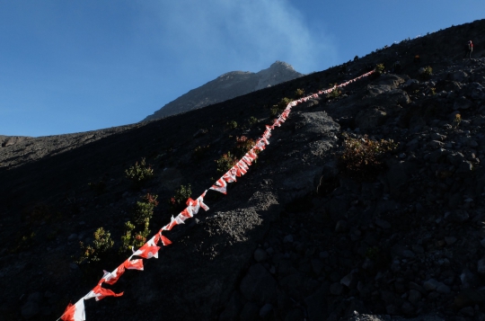 Ekstremnya upacara bendera 17 Agustus di Gunung Merapi