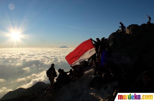 Foto : Ekstremnya upacara bendera 17 Agustus di Gunung 