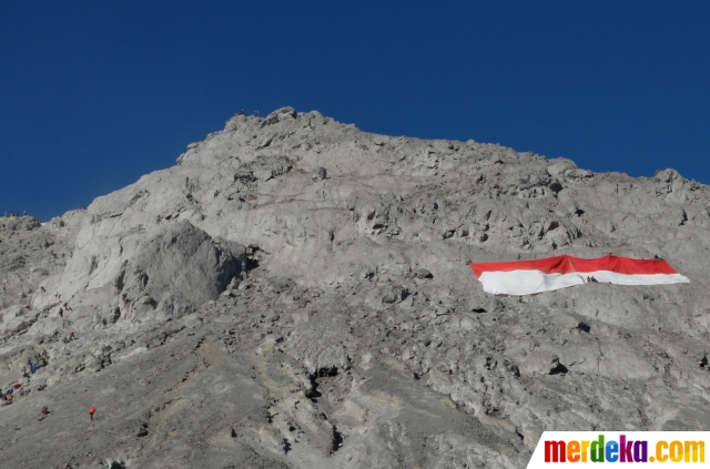 Foto : Ekstremnya upacara bendera 17 Agustus di Gunung 