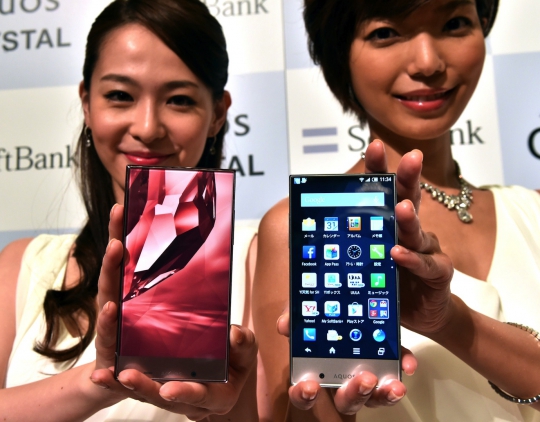 Model cantik Jepang perkenalkan smartphone terbaru Aquos Crystal