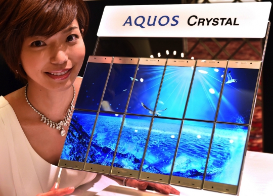 Model cantik Jepang perkenalkan smartphone terbaru Aquos Crystal