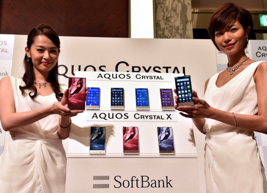Model cantik Jepang perkenalkan smartphone terbaru Aquos Crystal