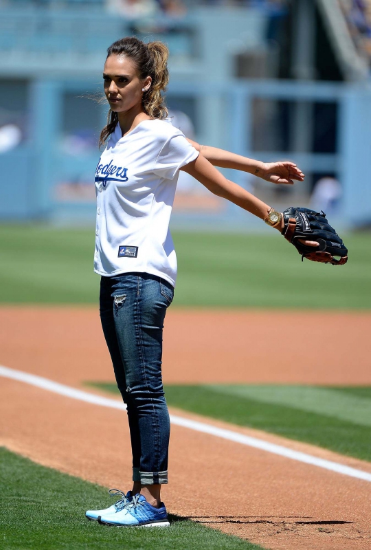 Aksi energik Jessica Alba main bisbol bersama LA Dodgers
