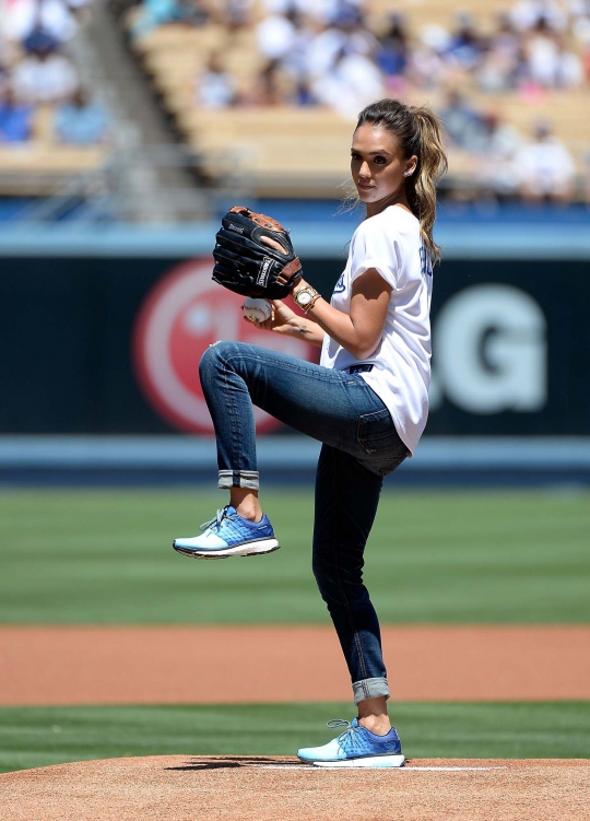 Aksi energik Jessica Alba main bisbol bersama LA Dodgers