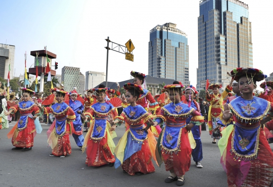 Kemeriahan Pawai Seni Budaya Kreatif 2014 di Jakarta