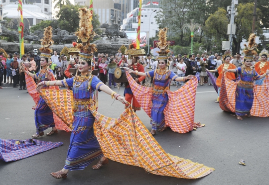 Kemeriahan Pawai Seni Budaya Kreatif 2014 di Jakarta