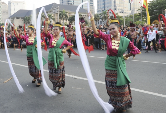 Kemeriahan Pawai Seni Budaya Kreatif 2014 di Jakarta