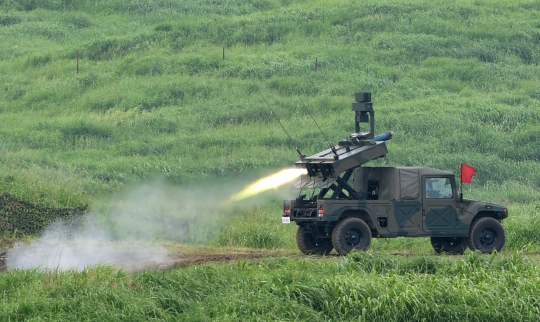 Aksi hebat kendaraan tempur militer Jepang saat latihan di Fuji