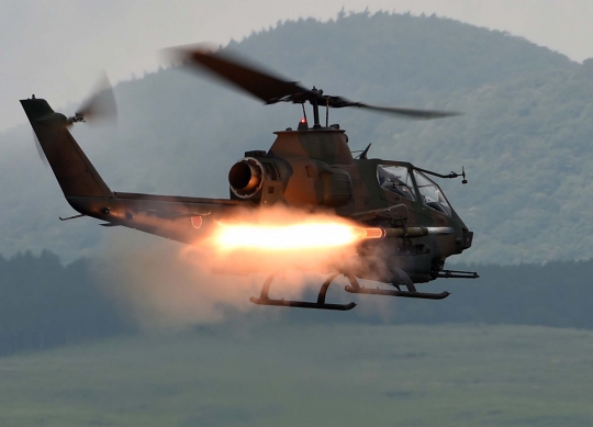 Aksi hebat kendaraan tempur militer Jepang saat latihan di Fuji