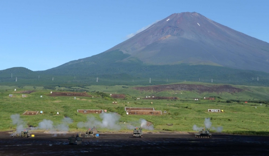 Aksi hebat kendaraan tempur militer Jepang saat latihan di Fuji