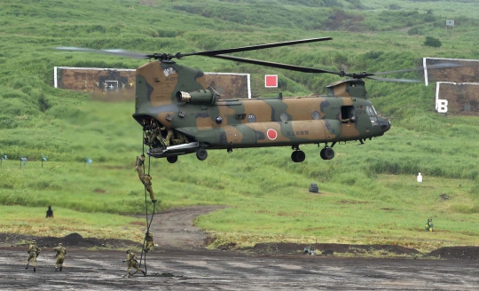 Aksi hebat kendaraan tempur militer Jepang saat latihan di Fuji