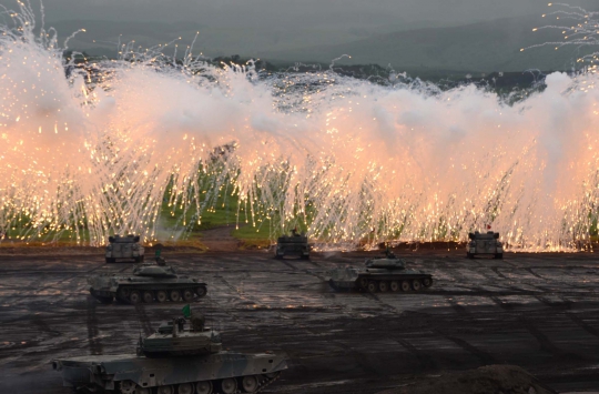 Aksi hebat kendaraan tempur militer Jepang saat latihan di Fuji