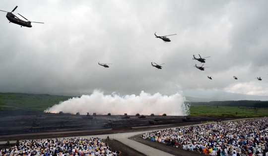 Aksi hebat kendaraan tempur militer Jepang saat latihan di Fuji