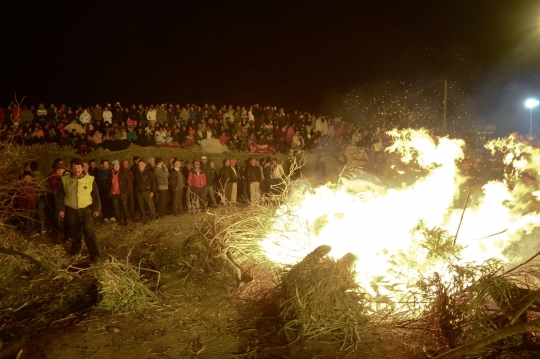 Keekstreman tanduk api di Festival El Novillo de Bombas