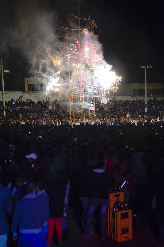 Keekstreman tanduk api di Festival El Novillo de Bombas