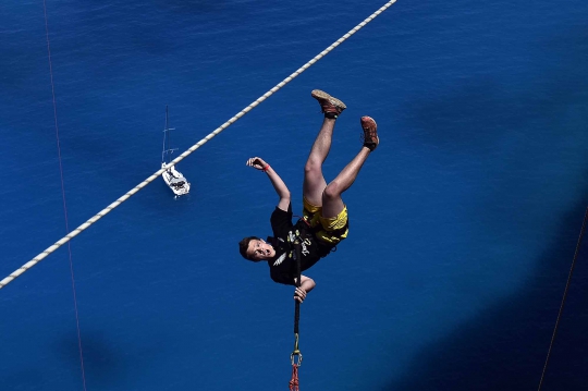 Aksi menantang maut lompat bungee dari tebing di Pantai Navagio