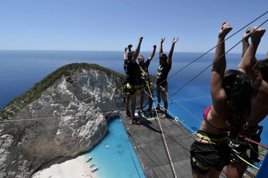Aksi menantang maut lompat bungee dari tebing di Pantai Navagio